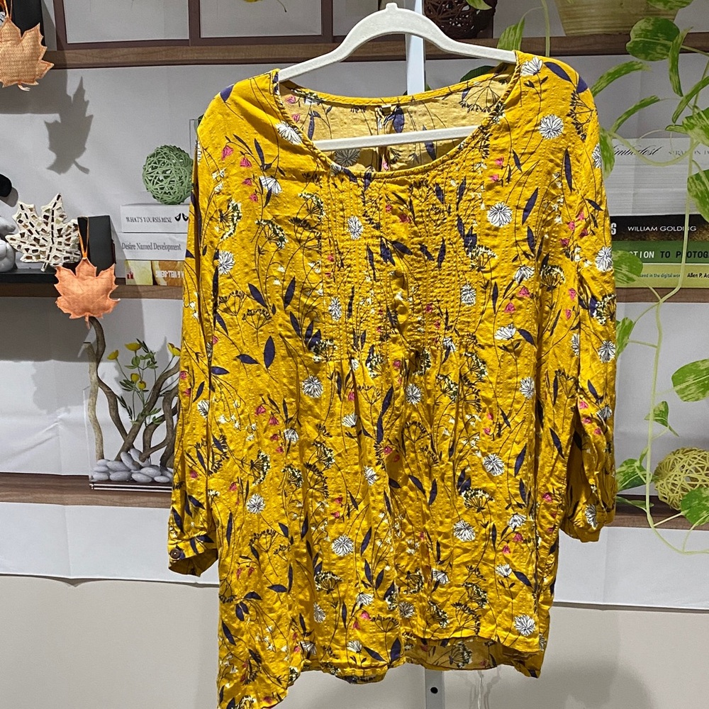 Floral Yellow Women's Top tagged as 5 X but measures a 2/3 X. Ptp is 27